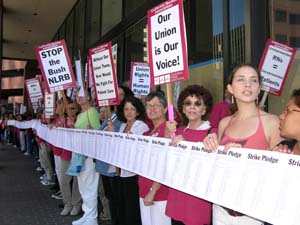 Nurses surround NLRB office in Los Angeles , 2006